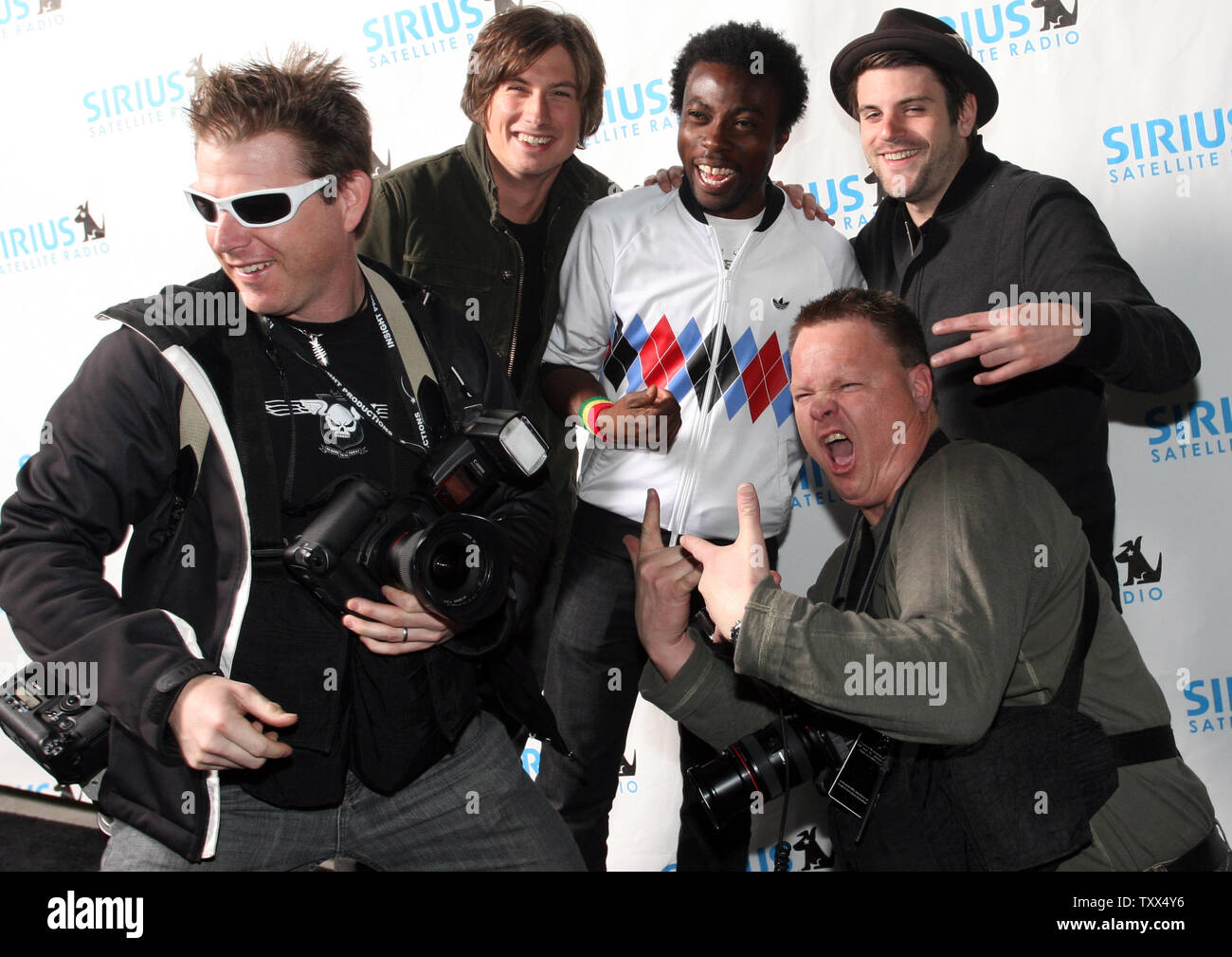 Bedouin Soundclash Bandmitglieder (L-R) Pat Pengelly, Eon Sinclair, und Jay Malinowski posieren für Fotos mit lokalen Fotografen bei einem Lüfter an der JUNO Fan Fare in der Olympic Oval an der Universität Calgary während der Juno Awards Feier in Calgary, Alberta, April 5, 2008. (UPI Foto/Peter Tanner) Stockfoto