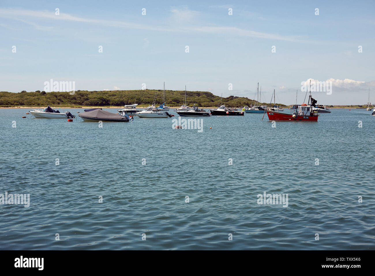 Boote bis in die Gewässer des Flusses Stour an der Küste von mudeford Spucken, in der Nähe von Christchurch Harbour in Dorset Stockfoto