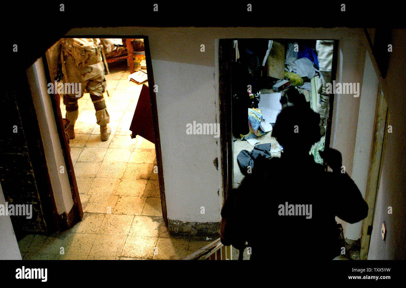 Elemente von Charlie Company 1-184 th Infanterie der Kalifornischen Army National Guard, 4. Brigade der 3 ID angeschlossen ist, führen Sie eine Razzia in einem aufständischen Haus, in Bagdad, Irak, am 11. April 2005. Mehr als 500 irakische Sicherheitskräfte, die in Zusammenarbeit mit der Task Force Bagdad Soldaten, durchsucht mehr als 90 Ziele und 65 mutmaßliche Terroristen festgenommen in der Al-Rasheed Bezirk Razzien Montag morgen früh in Bagdad. (UPI Foto/Ken James) Stockfoto