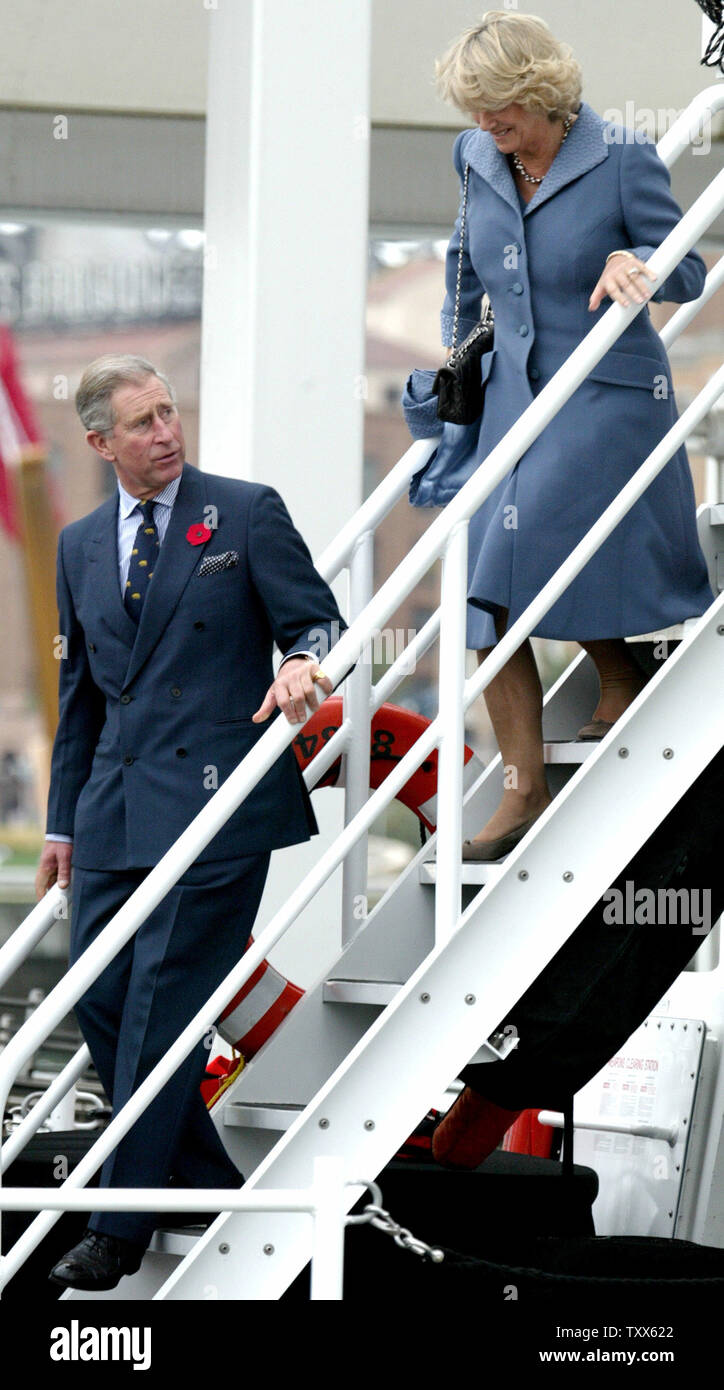 Prinz Charles, Prinz von Wales, und seine Frau Camilla, Herzogin von Cornwall Aussteigen aus einem US Coast Guard Cutter am San Francisco Ferry Building ein umwelt-Konferenz in San Francisco am 7. November 2005 zu besuchen. (UPI Foto/Ken James) Stockfoto