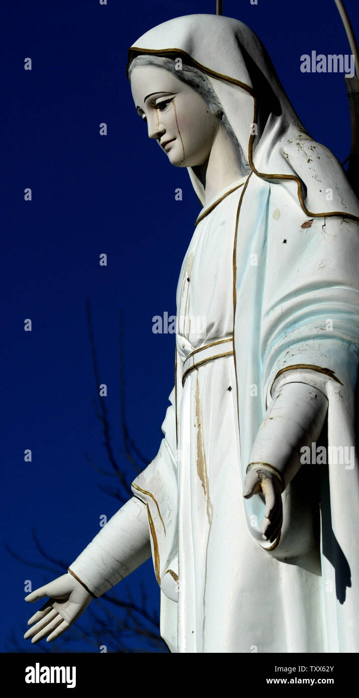 Rote Flecken, die Tränen zu sein, aus dem linken Auge der Jungfrau Maria Statue, die in der Begründung der vietnamesischen Märtyrer der Katholischen Kirche von Sacramento in Kalifornien am 2. Dezember 2005 steht. Die Flecken zuerst erschienen im letzten Monat und waren weggespült nur im gleichen Monat später wieder zu erscheinen. (UPI/FOTO Ken James) Stockfoto