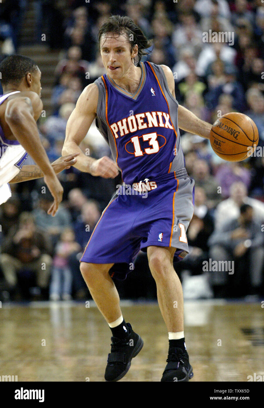 Jason Hart (L) von den Sacramento Kings hält Steve Phoenix Suns' Nash aus dem Korb, an der Arco Arena in Sacramento, Kalifornien, am 17. Januar 2006. Die Könige schlagen die Sonnen 119-90. (UPI Foto/Ken James) Stockfoto