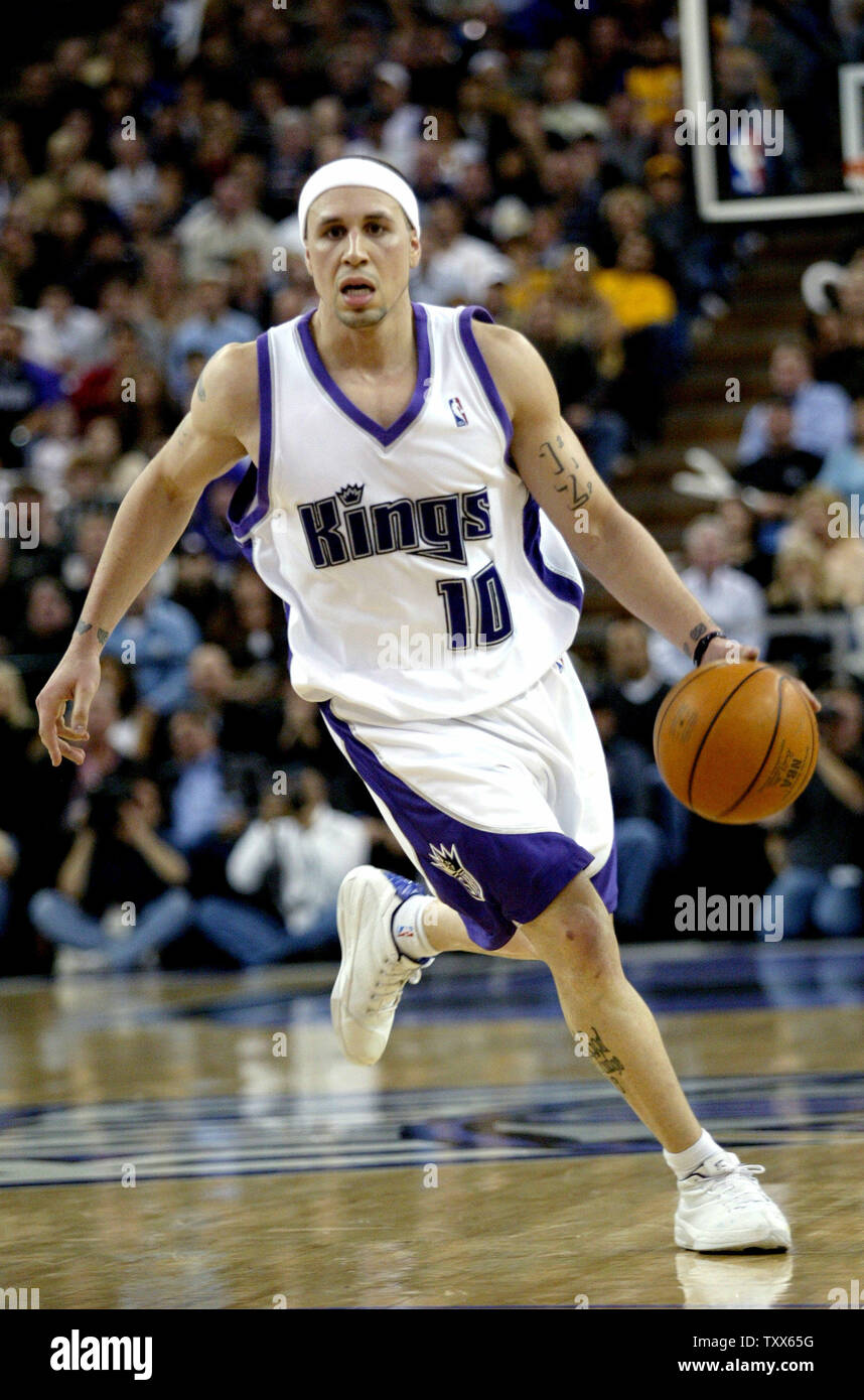 Mike Bibby Von Den Sacramento Kings Die Das Gericht Gegen Die Los Angeles Lakers An Der Arco Arena In Sacramento Kalifornien Am 19 Januar 2006 Die Konige Schlagen Die Lakers In Den