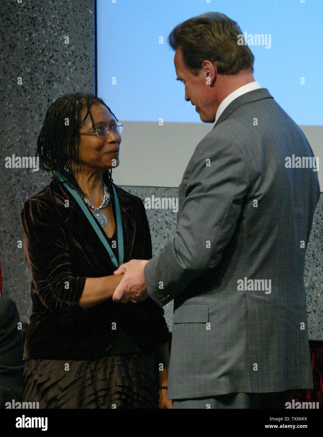 Gouverneur Arnold Schwarzenegger Auszeichnungen Alice Walker mit dem Geist von Kalifornien Medaille, während der Zeremonie Walker und 12 andere Kalifornier in das Kalifornien Halle des Ruhmes, zum, im California Museum für Geschichte, Frauen und Kunst, in Sacramento, Kalifornien, am 6. Dezember 2006. (UPI Foto/Ken James) Stockfoto