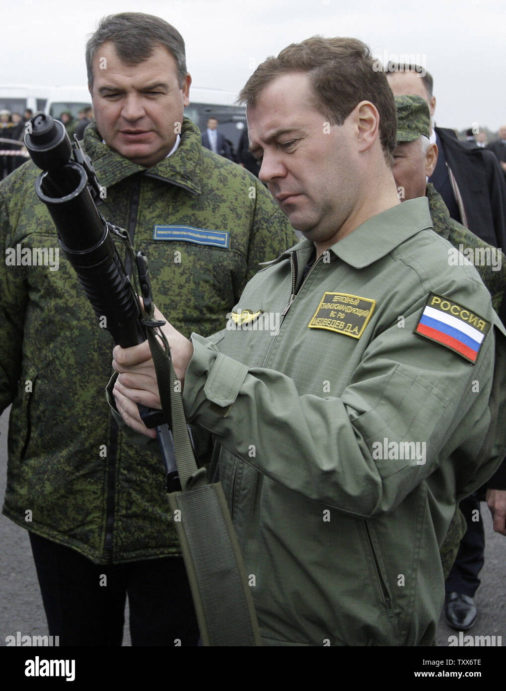 Der russische Präsident Dmitri Medwedew (R) begleitet von Verteidigungsminister Anatolij Serdjukow hält eine Unterwasser Maschinengewehr als beobachtet er die strategische militärische Übungen Zapad-2009 (West 2009), an der Khmelevka Training Strecke in der Region Kaliningrad auf der Ostsee am 28. September 2009. UPI/Anatoli Zhdanov Stockfoto