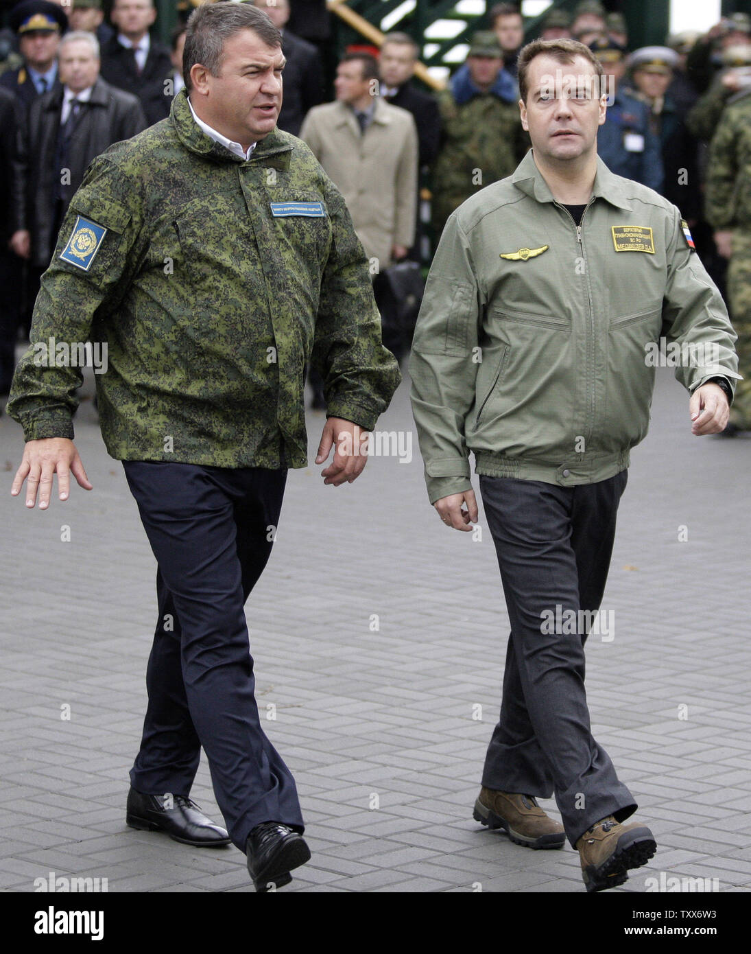 Der russische Präsident Dmitri Medwedew (R) Wanderungen mit Verteidigungsminister Anatolij Serdjukow, wie sie die strategischen militärischen Übungen Zapad-2009 (West 2009), l Am Khmelevka Training Strecke in der Region Kaliningrad auf der Ostsee am 28. September 2009 teil. UPI/Anatoli Zhdanov Stockfoto