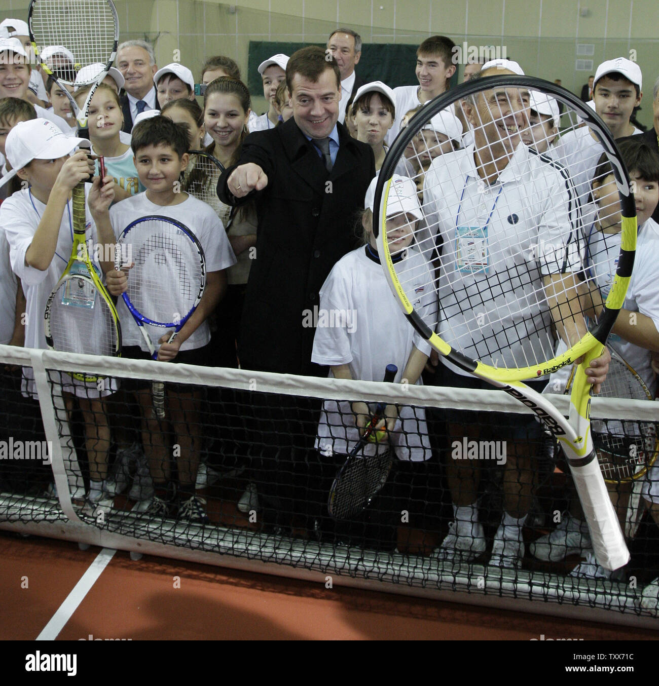Der russische Präsident Dmitri Medwedew (C) Chats mit jungen Studenten, als er zu Besuch in der Tennis Academy in Kasan, die Hauptstadt der Russischen ethnisch vielfältigen Republik Tatarstan, am 23. Oktober 2009. UPI/Anatoli Zhdanov Stockfoto