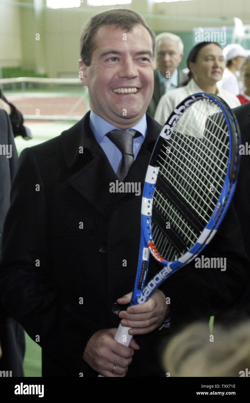 Der russische Präsident Dmitri Medwedew hält einen Tennisschläger, als er zu Besuch in der Tennis Academy in Kasan, die Hauptstadt der Russischen ethnisch vielfältigen Republik Tatarstan, am 23. Oktober 2009. UPI/Anatoli Zhdanov Stockfoto