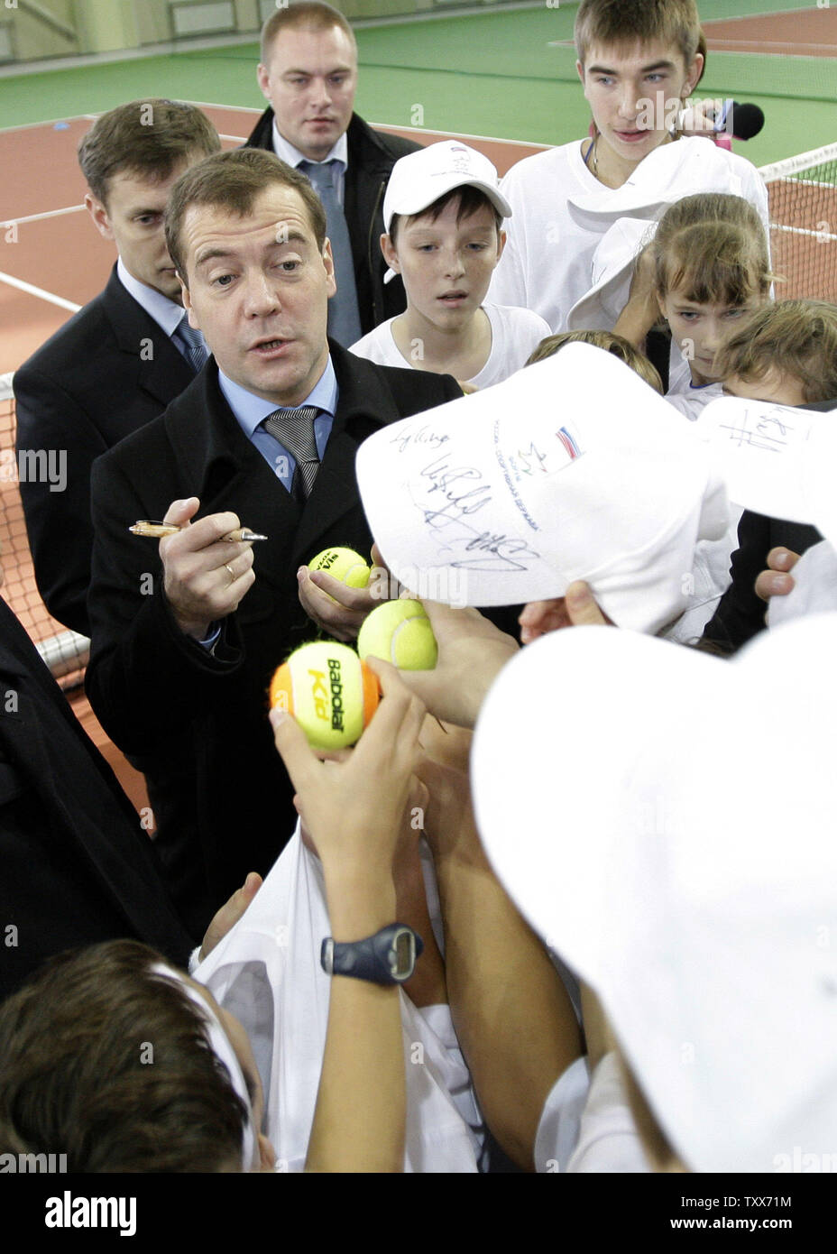 Der russische Präsident Dmitri Medwedew Zeichen tennis Bälle wie er besucht die Tennis Academy in Kasan, die Hauptstadt der Russischen ethnisch vielfältigen Republik Tatarstan, am 23. Oktober 2009. UPI/Anatoli Zhdanov Stockfoto