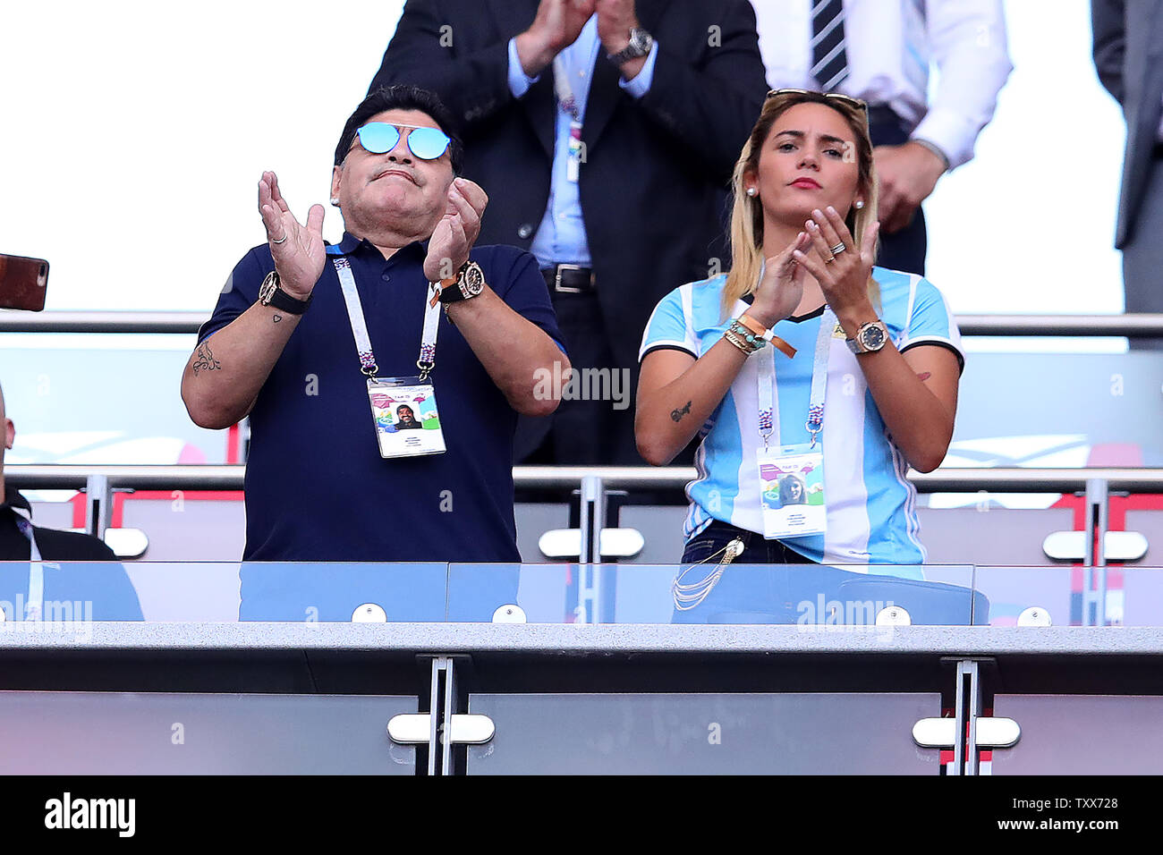 Diego Maradona (L) begrüßt vom Messestand während der 2018 FIFA World Cup Runde 16 Spiel in Kazan Arena in Kazan, Russland am 30. Juni 2018. Frankreich schlug Argentinien 4-3 für das Viertel zu qualifizieren - Endrunden. Foto von Chris Brunskill/UPI Stockfoto