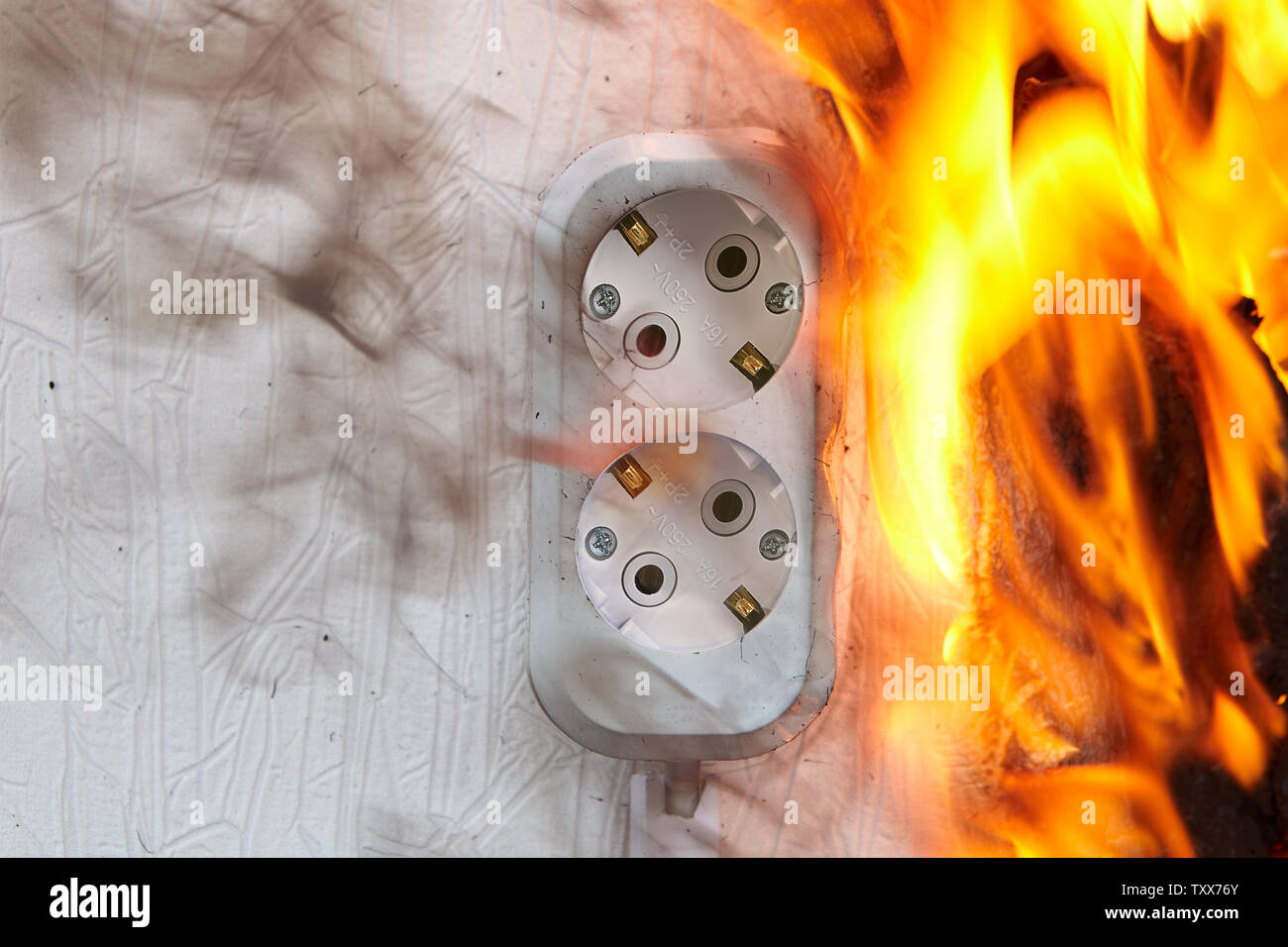 Falsch Verdrahtet Outlet Ursachen Haus Feuer Verbrannte Sockel