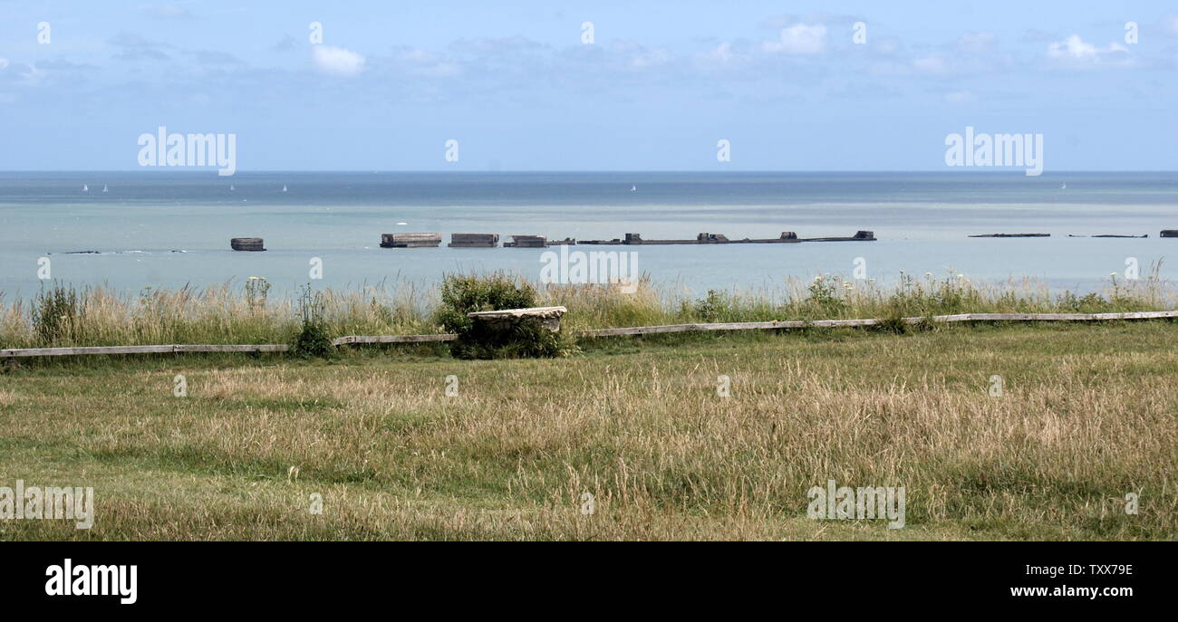 AJAXNETPHOTO. 2010. ARROMANCHES, Frankreich. - Hafen bleibt - bleibt der MAULBEERE Hafen gebaut von der alliierten Streitkräfte FÜR DEN JUNI 1944 D-DAY INVASION UND LANDUNGEN AUF DER NORMANDIE OMAHA UND goldenen Stränden. Foto: TONY HOLLAND/AJAX REF: DTH2599 Stockfoto