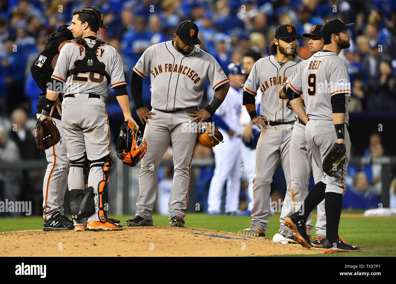 San Francisco Giants Manager Bruce Bochy entlastet Krug Jean Machi (C) Während der sechsten Inning gegen die Kansas City Royals in Spiel 2 der World Series im Kaufman Stadion in Kansas City, Missouri am 22. Oktober 2014. Die Riesen einen Rekord von über fünf Krüge im Inning. San Francisco hält eine Reihe 1-0 Leitung über Kansas City. UPI/Kevin Dietsch Stockfoto