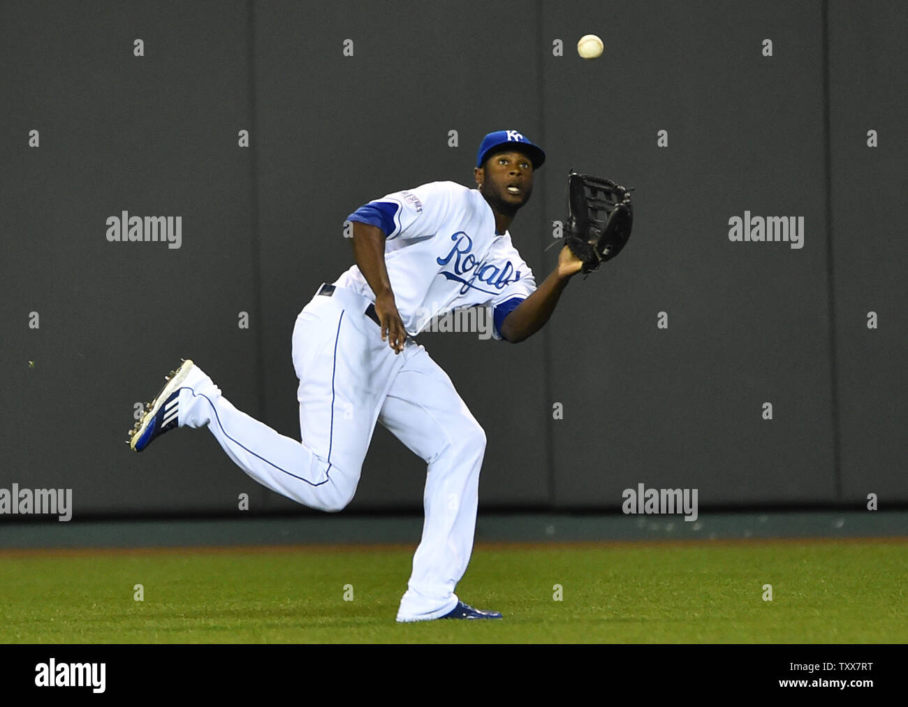 Kansas City Royals Mittelfeldspieler Lorenzo Kain ergreift einen Line drive off the bat von San Francisco Giants zweiter Basisspieler Joe Panik im ersten Inning von Spiel 6 der World Series im Kaufman Stadion in Kansas City, Missouri am 28. Oktober 2014. Die Riesen halten eine Reihe 3-2 führen und benötigen nur ein Sieg gegen die Royals die World Series zu gewinnen. UPI/Kevin Dietsch Stockfoto