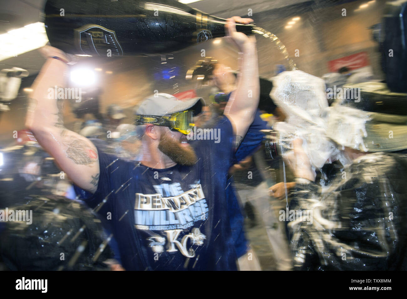 Mitglieder der Kansas City Royals Feiern im Clubhaus nach dem Royals die Amerikanische verlassen WM-Serie nach dem Sieg über die Toronto Blue Jays 4-3 in Spiel 6 bei Kaufman Stadion in Kansas City am 23. Oktober 2015 gewonnen. Hosmer fuhren nach Hause, um das Spiel zu gewinnen. Foto von Kevin Dietsch/UPI Stockfoto