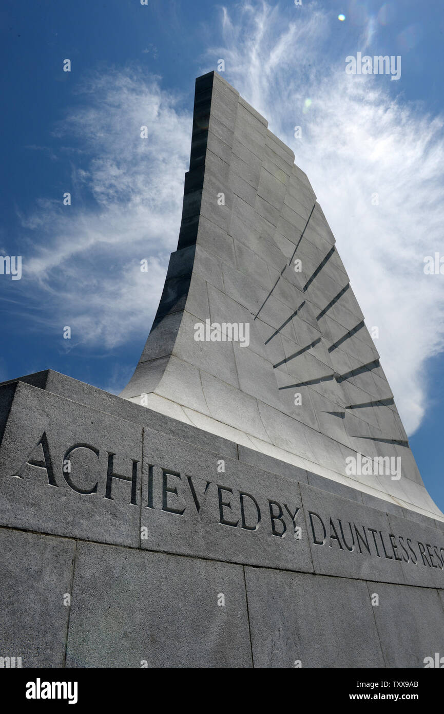 Ein 60-Fuß-Brüder Wright Monument auf einem 90-Fuß-Sand dune erinnert an die Hunderte von Gleitschirm Flüge, der erste Motorflug der Brüder Wright am Wright Brothers National Memorial in Kill Devil Hills in der Nähe von Kitty Hawk auf den Outer Banks von North Carolina am 25. Juli 2015 voraus. Orville und Wilbur Wright haben Ihr segelflugzeug Tests von 1900 und flog ersten Flugzeug der Welt an diesem langen Sandstrand am 17. Dezember 1903. Der erste Flug, Tag 120 Meter zurückgelegt und dauerte 12 Sekunden, die vierte 852 Füße ging und dauerte 59 Sekunden. Foto von Pat Benic/UPI Stockfoto