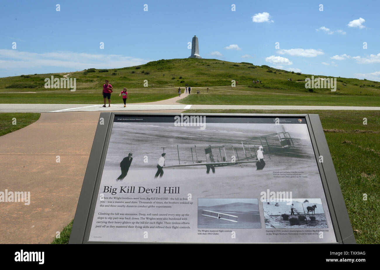 Ein 60-Fuß-Denkmal auf einem 90-Fuß-Sand dune erinnert an die Hunderte von Gleitschirm Flüge, der erste Motorflug der Brüder Wright am Wright Brothers National Memorial in Kill Devil Hills in der Nähe von Kitty Hawk auf den Outer Banks von North Carolina am 25. Juli 2015 voraus. Orville und Wilbur Wright haben Ihr segelflugzeug Tests von 1900 und flog ersten Flugzeug der Welt an diesem langen Sandstrand am 17. Dezember 1903. Der erste Flug, Tag 120 Meter zurückgelegt und dauerte 12 Sekunden, die vierte 852 Füße ging und dauerte 59 Sekunden. Foto von Pat Benic/UPI Stockfoto