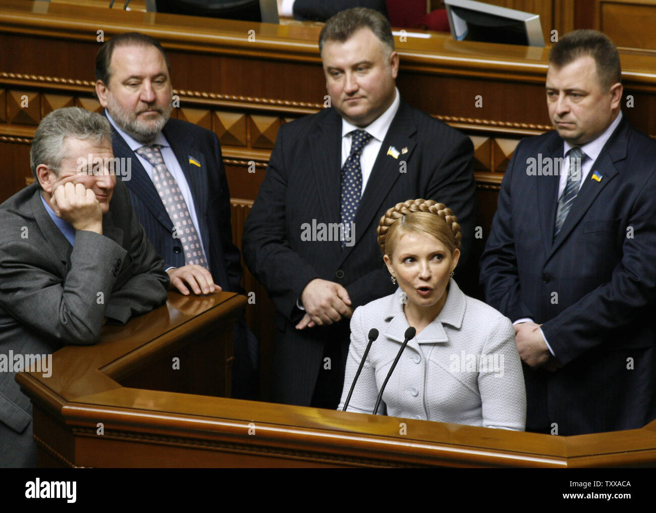 Oppositionsführer und ehemalige Premierministerin Julia Timoschenko, durch ihre politischen Rivalen umgeben, Adressen das Parlament in Kiew am 13. März 2007. Timoschenko und andere oppositionelle Abgeordnete später ging aus dem Parlament zu drücken Sie Anforderungen für politische Veränderungen. (UPI Foto/Sergey Starostenko) Stockfoto