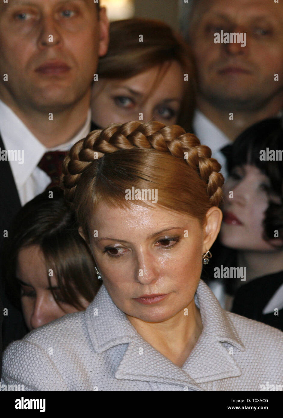 Oppositionsführer und ehemalige Premierministerin Julia Timoschenko das Parlament in Kiew verlässt am 13. März 2007 zu drücken, um Anforderungen für politische Veränderungen. (UPI Foto/Sergey Starostenko) Stockfoto
