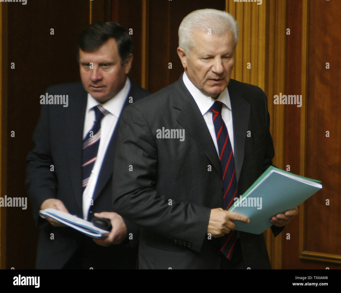 Der ukrainische Parlamentspräsident Oleksander Moroz (R) und stellvertretender Sprecher Adam Martynyuk kommen für eine Sondersitzung eine Aufhebung der Immunität und Vorteile Stellvertreter' in Kiew am 4. September 2007 zu berücksichtigen. Nach der Abstimmung, eine Reihe von Gesetzgeber, verloren mehrere Vorteile, darunter Doppelzimmer Urlaub, kostenlos reisen, Versicherungen und Wohnen. (UPI Foto/Sergey Starostenko) Stockfoto