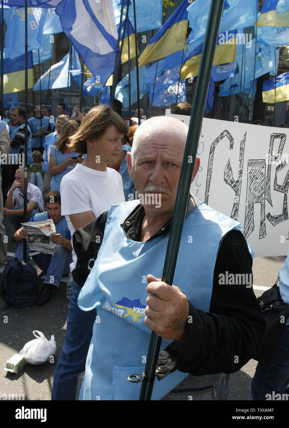 Anhänger der ukrainische Ministerpräsident Viktor Janukowitsch nehmen an einer Kundgebung in der Nähe des ukrainischen Parlaments in Kiew am 04. September 2007. Präsident Juschtschenko am Montag entlassen wie bedeutungslos eine Sitzung des Parlaments aufgerufen, bevor ein Snap Wahl und forderte die Wähler vor der Wahl eine Kammer hofft er auf sie Ende Monate der politischen Unruhen. (UPI Foto/Sergey Starostenko) Stockfoto