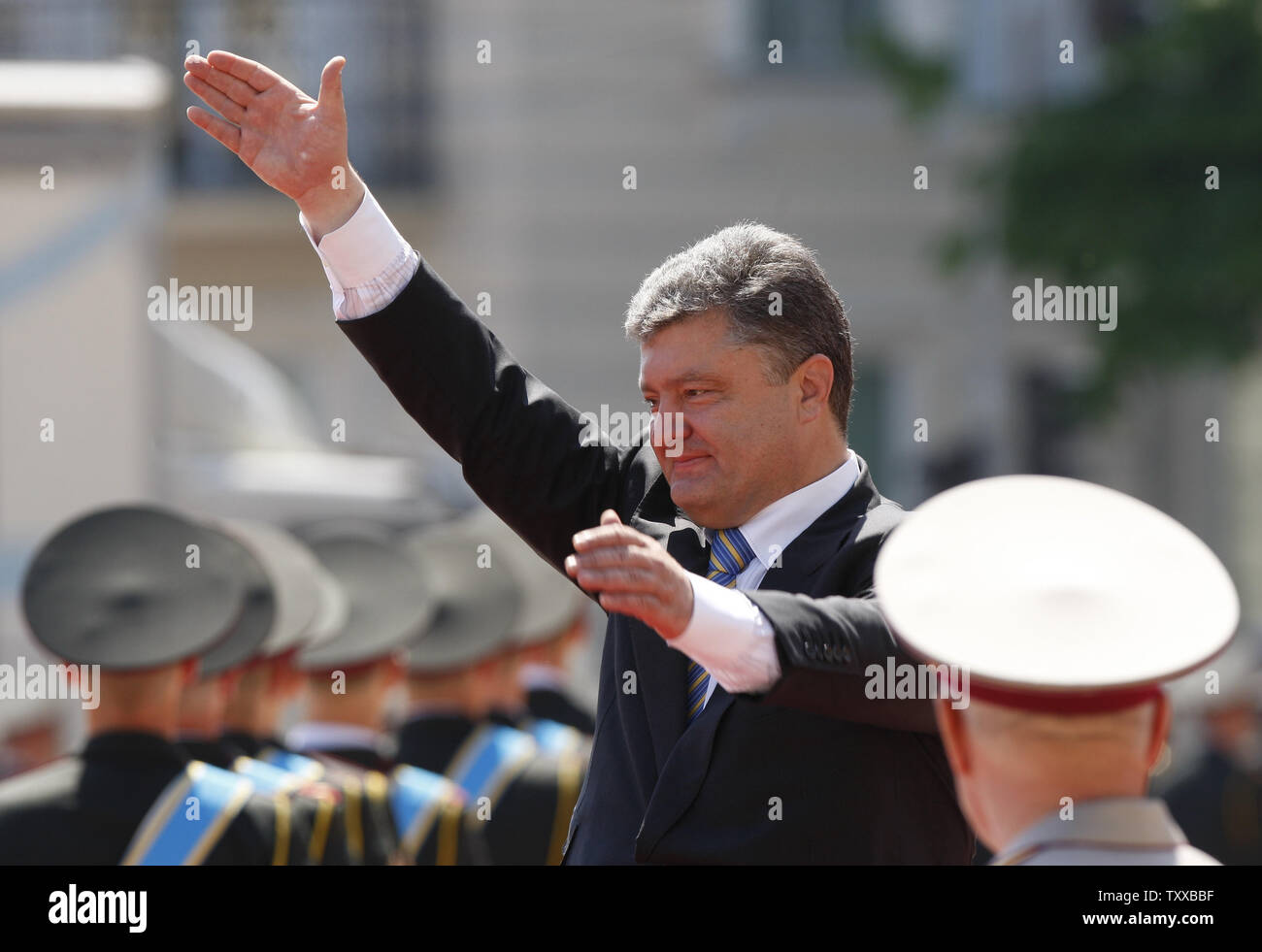 Der Präsident der Ukraine Petro Poroschenko grüßt Leute nach der Einweihung in Sophia in Kiew am 7. Juni 2014. UPI/Ivan Vakolenko Stockfoto