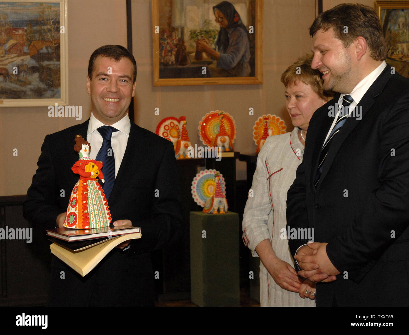 Der russische Präsident Dmitri Medwedew (L) Besuche ein Kunstmuseum in der Stadt Kirow, etwa 800 km (500 Meilen) nordöstlich von Moskau am 14. Mai 2009. (UPI Foto/Alex Volgin) Stockfoto