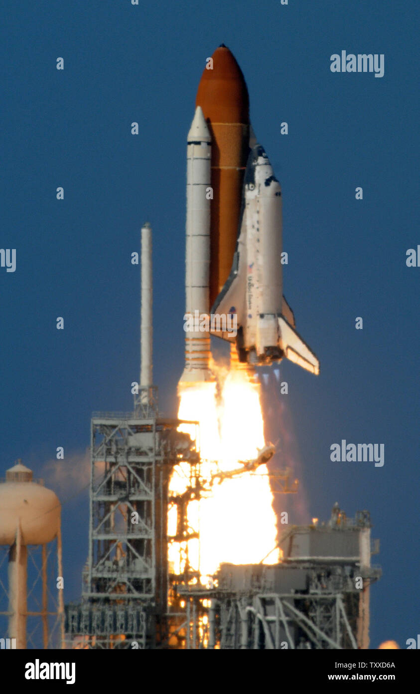 Space Shuttle Discovery hebt ab vom Launch Pad 39A des Kennedy Space Center in Florida am 31. Mai 2008. Die Discovery zur Mission STS-124 zur Internationalen Raumstation das unter Druck stehende Modul und Roboterarm der japanische Experimentmodul, genannt "kibo" (Hoffnung) liefern. (UPI Foto/Roger L. Wollenberg) Stockfoto