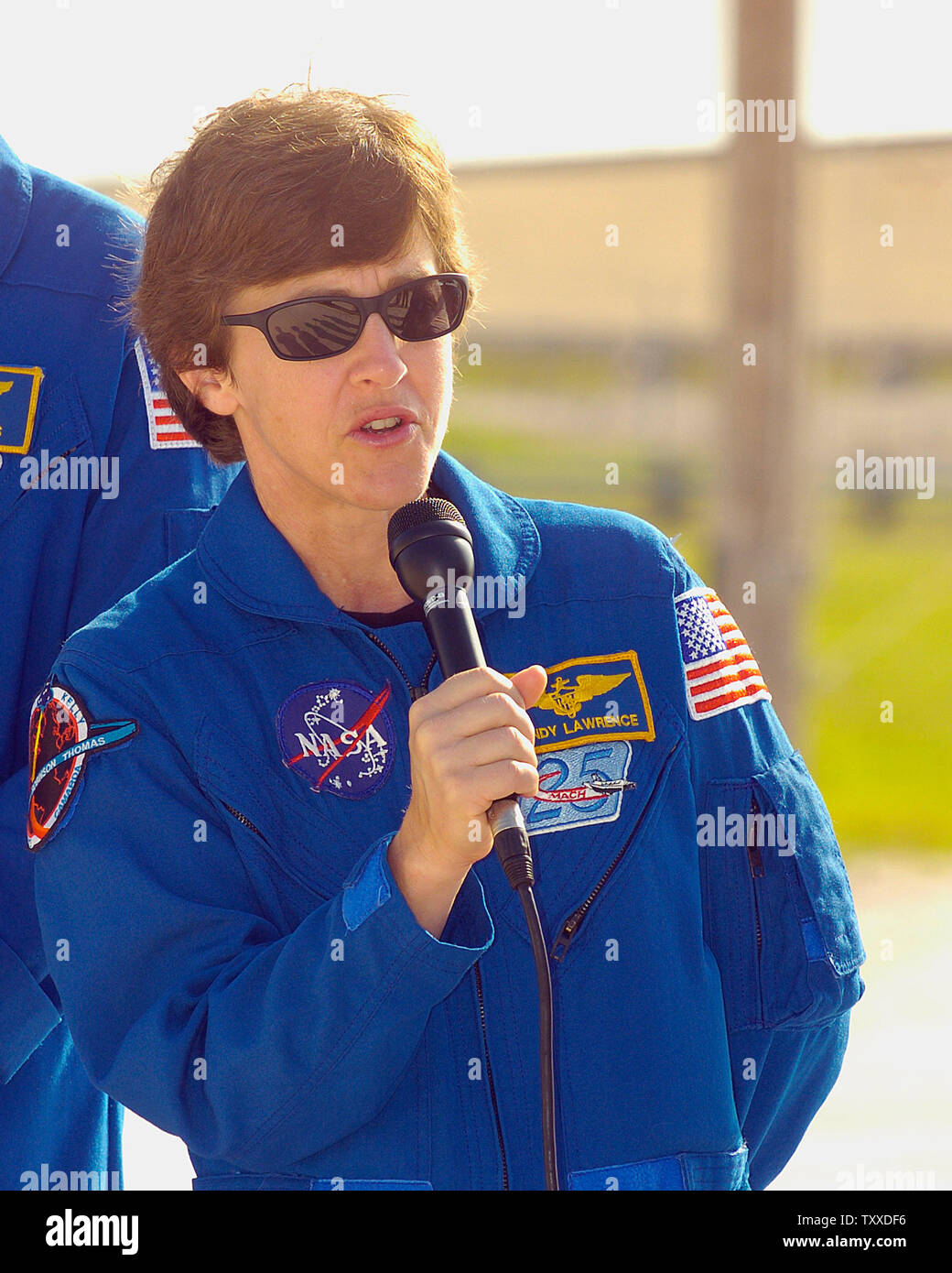 NASA-Astronaut, Kapitän Wendy Lawrence, antwortet auf Fragen der Presse in einem informellen Briefing im Kennedy Space Center, Fl. Am 3. Mai 2005. Captain Lawrence, ein Veteran der drei precvious Space Shuttle Missionen ist als Spezialist für die kommende Mission STS 114, das jetzt nicht vor dem 13. Juli 2005 geplant ist. (UPI Foto/Marino-Cantrell) Stockfoto