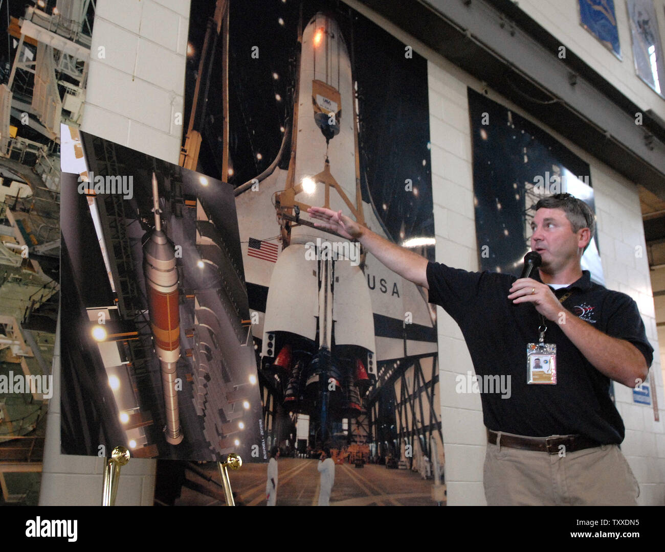 Scott Colloredo, Integrator für Konstellation Boden Systeme, spricht über die geplante Renovierung im Kennedy Space Center Vehicle Assembly Building in der Vorbereitung für die Ares I-rakete der NASA Kennedy Space Center in Florida am 6. August 2007. Die Ares I-Rakete ist ein Teil der neuen Konstellation Programm, das die NASA aktuelle Shuttle Programm ersetzen. Der erste Testflug ist für April 2009 geplant. (UPI Foto/Kevin Dietsch) Stockfoto