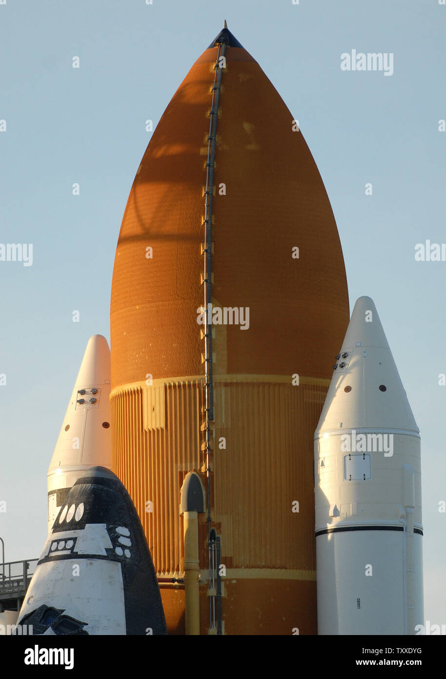 Die Nasen der NASA Space Shuttle Atlantis und seine Tanks Kraftstoff werden gesehen, wie es auf der Startrampe 39 sitzt ein im Kennedy Space Center, Florida am 6. Dezember 2007. Die NASA hat den Start der Atlantis aufgrund eines Problems mit der Cut-off-Sensor Systems in der externen Kraftstofftank verzögert. (UPI Foto/Kevin Dietsch) Stockfoto
