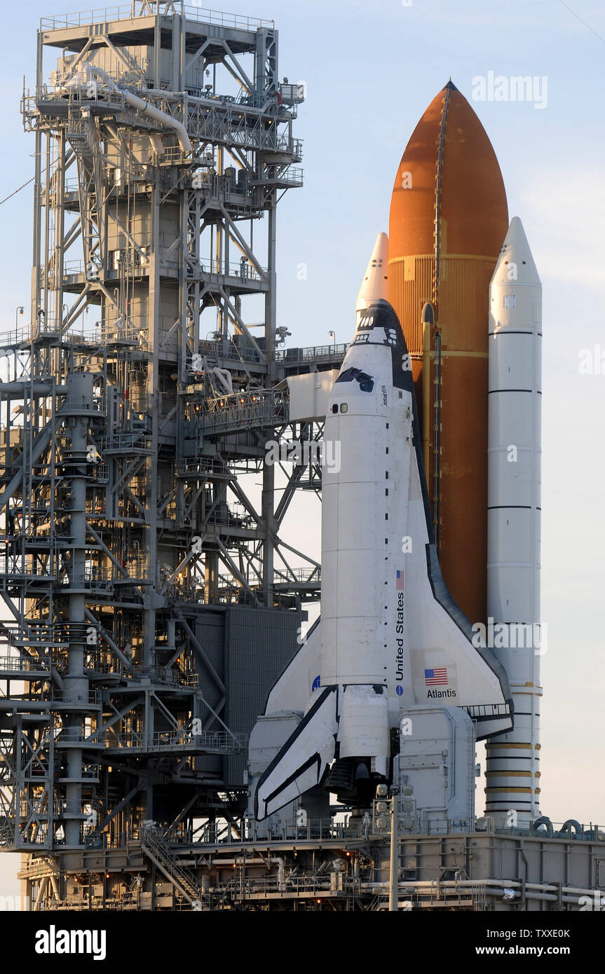 Die NASA das Space Shuttle Atlantis befindet sich auf Launch Pad 39A am Kennedy Space Center, Florida am 6. Dezember 2007. Die NASA hat den Start der Atlantis aufgrund eines Problems mit der Cut-off-Sensor Systems in der externen Kraftstofftank verzögert. (UPI Foto/Kevin Dietsch) Stockfoto