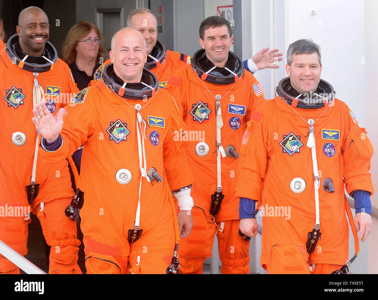 Von rechts nach links, Stephen N. Frick, Kommandeur der NASA-Mission STS-122, Astronaut Rex Walheim J., Europäische Weltraumorganisation, Hans Schlegel, Pilot und Astronaut Alan G. Poindexter Leland Melvin D. machen sich auf den Weg zu komplexen 39 Starten Sie ein, an Bord der Raumfähre Atlantis in der Vorbereitung für den Start im Kennedy Space Center, Florida am 7. Februar 2008. Die NASA ist die letzten Vorbereitungen Atlantis auf einer 11 Tage service Mission zur Internationalen Raumstation zu starten. (UPI Foto/Kevin Dietsch) Stockfoto