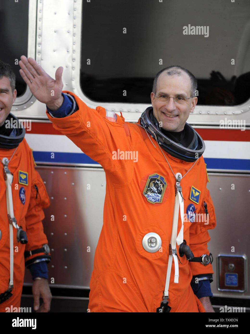 STS 126 Mission Specialist 1 Donald Pettit Wellen an die Medien vor der Abreise für Launch Pad 39A am Kennedy Space Center in Florida am 14. November 2008. Die NASA Space Shuttle Endeavour ist geplant am 7 zu starten: 55:00 Uhr die Internationale Raumstation ISS zu einem 15 tägigen Mission Wartung auf den Außenposten zu führen. (UPI Foto/Joe Marino - Bill Cantrell) Stockfoto