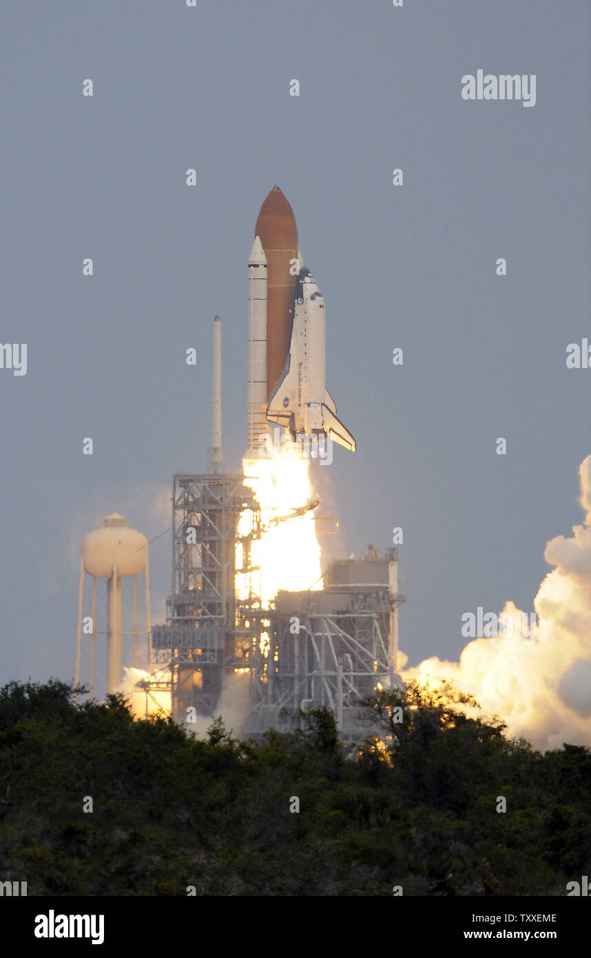 Die NASA Space Shuttle "Atlantis" startet Sekunden nach 2:01 Uhr von Komplexen 39A am Kennedy Space Center, Florida am 11. Mai 2009. Atlantis ist ein 7-person Crew auf der abschließenden shuttle Flug nach NASA's Hubble Space Telescope. Die Crew plant fünf Außenbordeinsätze über die elf Tag Mission zu reparieren und das Teleskop, das Seine Betriebsdauer wird bis mindestens 2014 verbessern. Die 44 Fuß Sternwarte wurde um Platz auf STS 31 im April 1990 gestartet und hat über hundert tausend Umlaufbahnen abgeschlossen. (UPI Foto/Joe Marino - Bill Cantrell) Stockfoto
