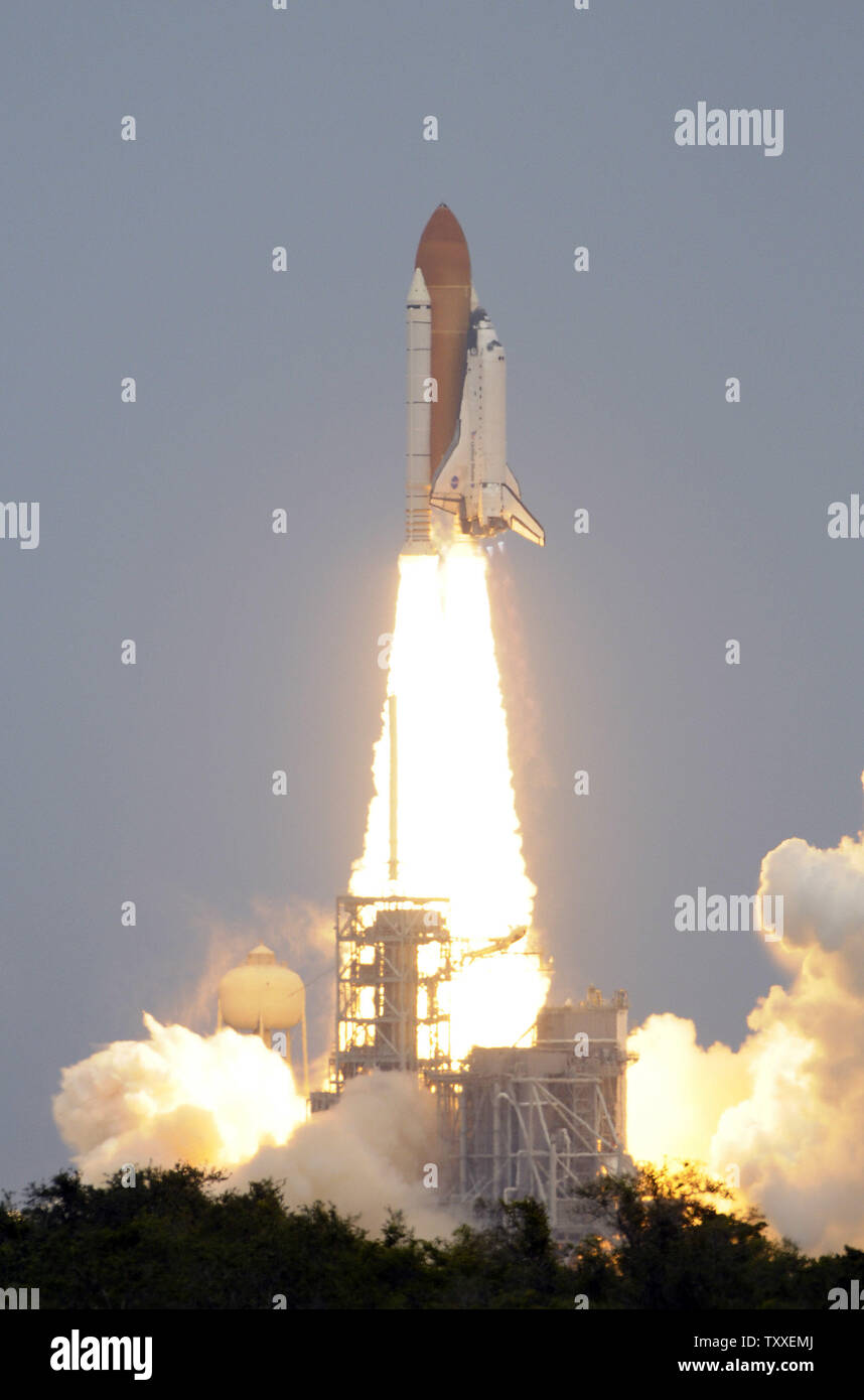 Die NASA Space Shuttle "Atlantis" startet Sekunden nach 2:01 Uhr von Komplexen 39A am Kennedy Space Center, Florida am 11. Mai 2009. Atlantis ist ein 7-person Crew auf der abschließenden shuttle Flug nach NASA's Hubble Space Telescope. Die Crew plant fünf Außenbordeinsätze über die elf Tag Mission zu reparieren und das Teleskop, das Seine Betriebsdauer wird bis mindestens 2014 verbessern. Die 44 Fuß Sternwarte wurde um Platz auf STS 31 im April 1990 gestartet und hat über hundert tausend Umlaufbahnen abgeschlossen. (UPI Foto/Joe Marino - Bill Cantrell) Stockfoto