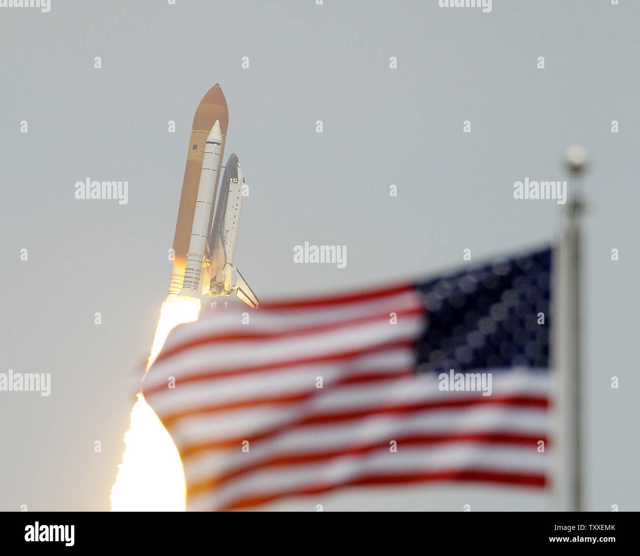 Die NASA Space Shuttle "Atlantis" startet Sekunden nach 2:01 Uhr von Komplexen 39A am Kennedy Space Center, Florida am 11. Mai 2009. Atlantis ist ein 7-person Crew auf der abschließenden shuttle Flug nach NASA's Hubble Space Telescope. Die Crew plant fünf Außenbordeinsätze über die elf Tag Mission zu reparieren und das Teleskop, das Seine Betriebsdauer wird bis mindestens 2014 verbessern. Die 44 Fuß Sternwarte wurde um Platz auf STS 31 im April 1990 gestartet und hat über hundert tausend Umlaufbahnen abgeschlossen. (UPI Foto/Joe Marino - Bill Cantrell) Stockfoto