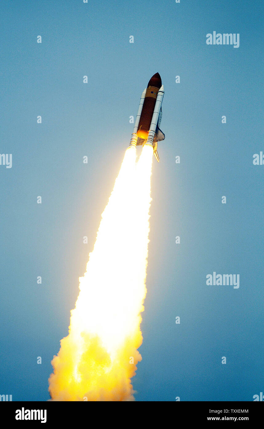 Die NASA Space Shuttle "Atlantis" startet Sekunden nach 2:01 Uhr von Komplexen 39A am Kennedy Space Center, Florida am 11. Mai 2009. Atlantis ist ein 7-person Crew auf der abschließenden shuttle Flug nach NASA's Hubble Space Telescope. Die Crew plant fünf Außenbordeinsätze über die elf Tag Mission zu reparieren und das Teleskop, das Seine Betriebsdauer wird bis mindestens 2014 verbessern. Die 44 Fuß Sternwarte wurde um Platz auf STS 31 im April 1990 gestartet und hat über hundert tausend Umlaufbahnen abgeschlossen. (UPI Foto/Joe Marino - Bill Cantrell) Stockfoto