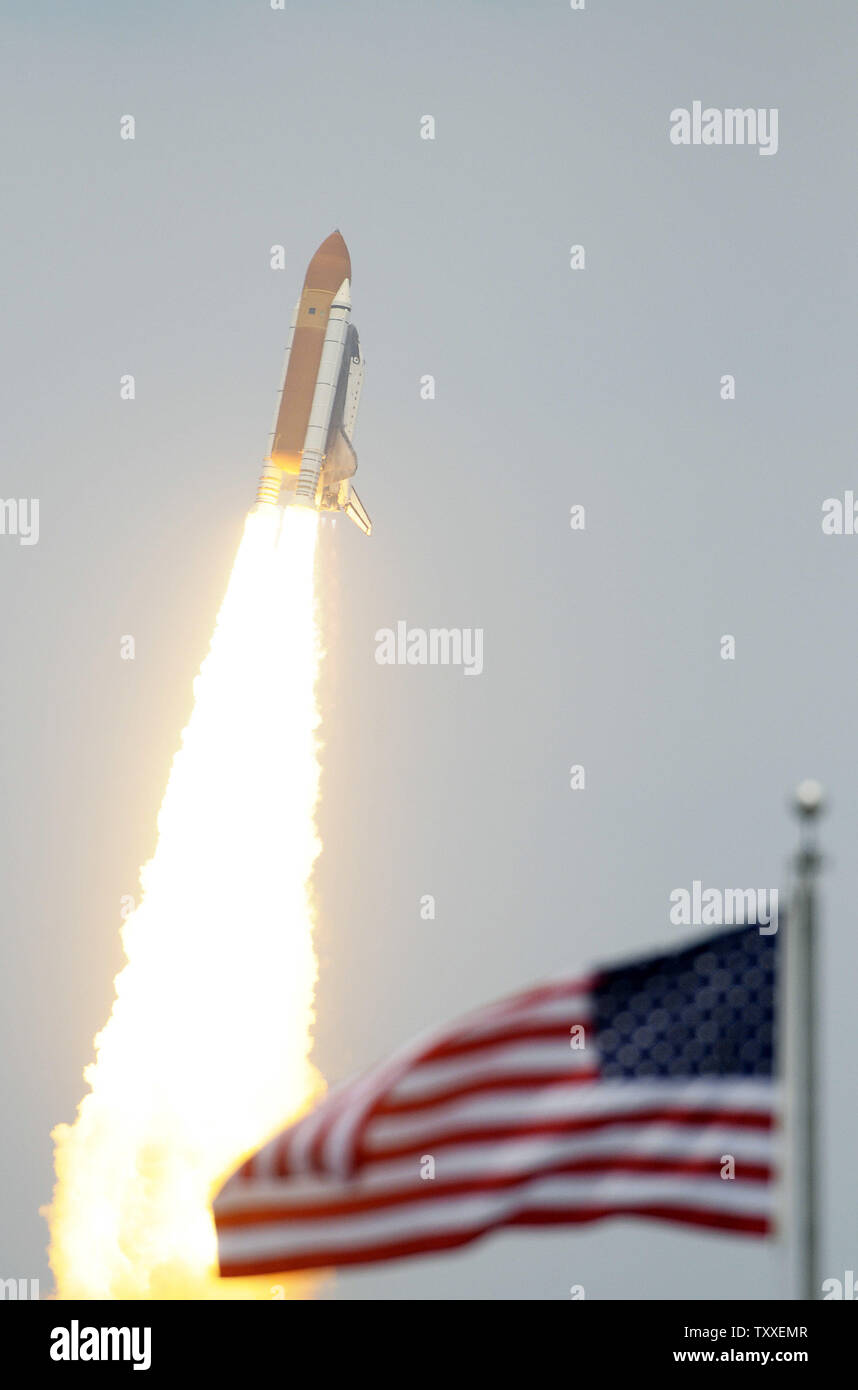 Die NASA Space Shuttle "Atlantis" startet Sekunden nach 2:01 Uhr von Komplexen 39A am Kennedy Space Center, Florida am 11. Mai 2009. Atlantis ist ein 7-person Crew auf der abschließenden shuttle Flug nach NASA's Hubble Space Telescope. Die Crew plant fünf Außenbordeinsätze über die elf Tag Mission zu reparieren und das Teleskop, das Seine Betriebsdauer wird bis mindestens 2014 verbessern. Die 44 Fuß Sternwarte wurde um Platz auf STS 31 im April 1990 gestartet und hat über hundert tausend Umlaufbahnen abgeschlossen. (UPI Foto/Joe Marino - Bill Cantrell) Stockfoto