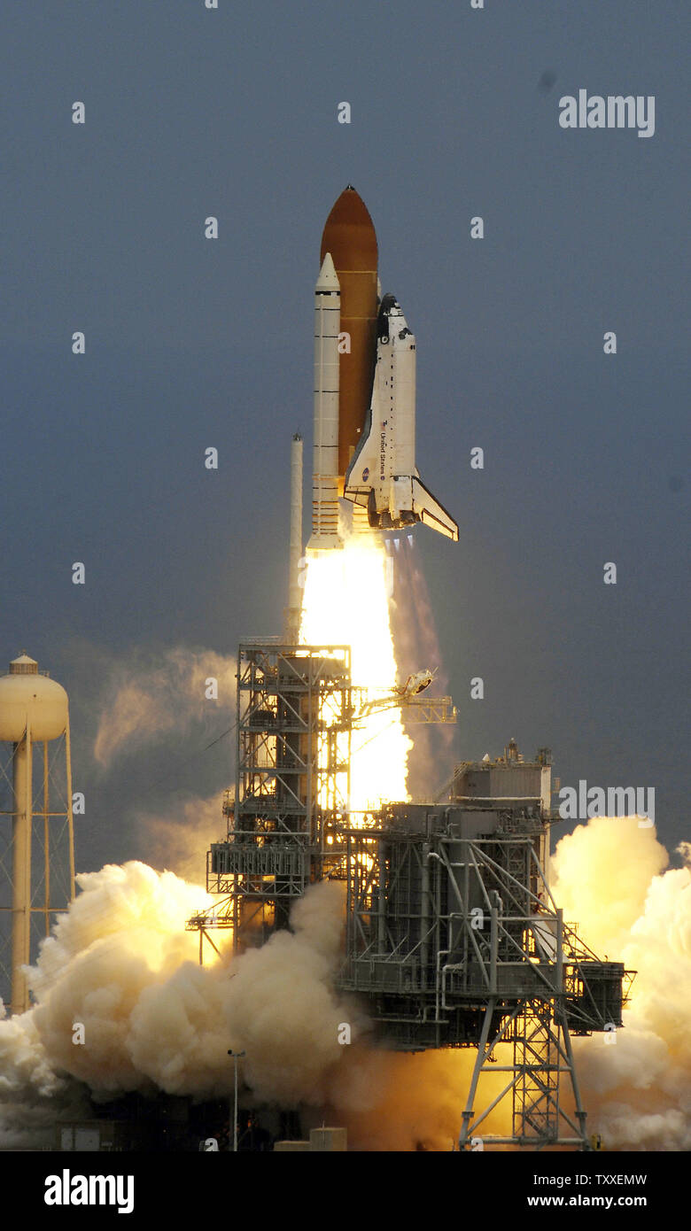 Die NASA Space Shuttle "Atlantis" startet Sekunden nach 2:01 Uhr von Komplexen 39A am Kennedy Space Center, Florida am 11. Mai 2009. Atlantis ist ein 7-person Crew auf der abschließenden shuttle Flug nach NASA's Hubble Space Telescope. Die Crew plant fünf Außenbordeinsätze über die elf Tag Mission zu reparieren und das Teleskop, das Seine Betriebsdauer wird bis mindestens 2014 verbessern. Die 44 Fuß Sternwarte wurde um Platz auf STS 31 im April 1990 gestartet und hat über hundert tausend Umlaufbahnen abgeschlossen. (UPI Foto/Joe Marino - Bill Cantrell) Stockfoto