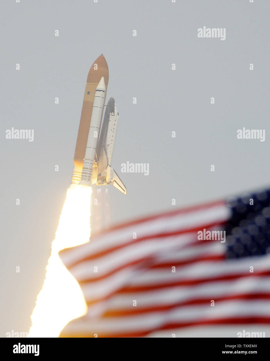 Die NASA Space Shuttle "Atlantis" startet Sekunden nach 2:01 Uhr von Komplexen 39A am Kennedy Space Center, Florida am 11. Mai 2009. Atlantis ist ein 7-person Crew auf der abschließenden shuttle Flug nach NASA's Hubble Space Telescope. Die Crew plant fünf Außenbordeinsätze über die elf Tag Mission zu reparieren und das Teleskop, das Seine Betriebsdauer wird bis mindestens 2014 verbessern. Die 44 Fuß Sternwarte wurde um Platz auf STS 31 im April 1990 gestartet und hat über hundert tausend Umlaufbahnen abgeschlossen. (UPI Foto/Joe Marino - Bill Cantrell) Stockfoto