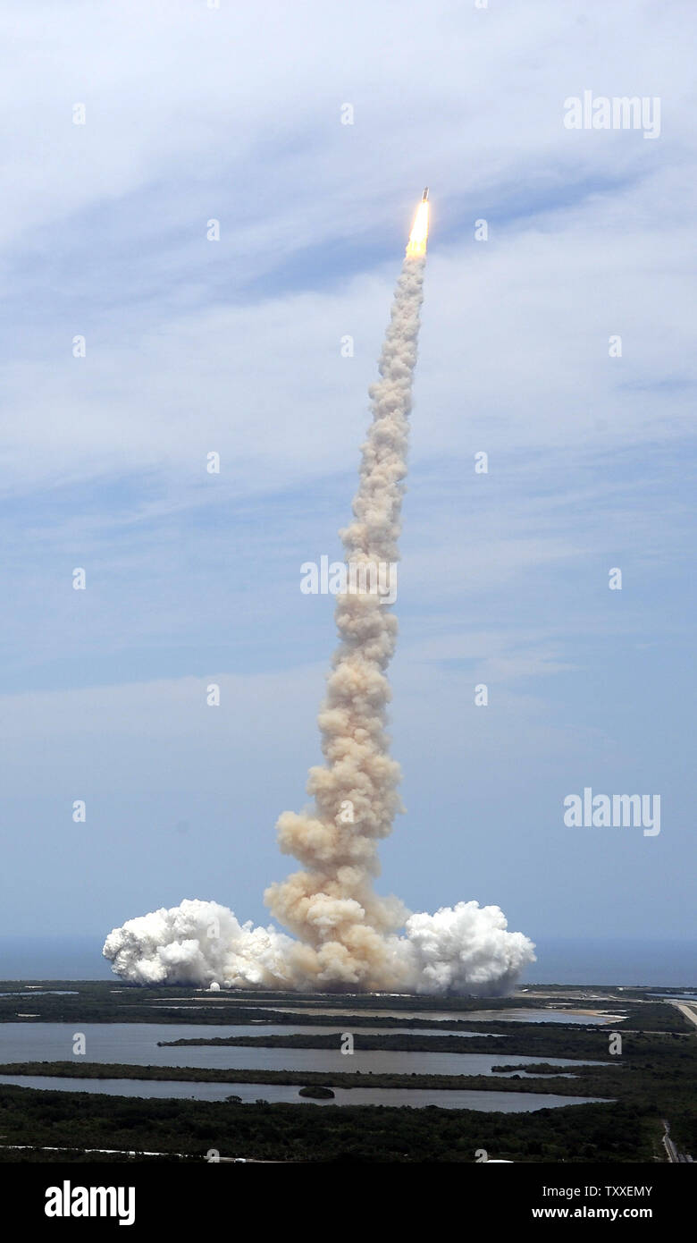 Die NASA Space Shuttle "Atlantis" startet Sekunden nach 2:01 Uhr von Komplexen 39A am Kennedy Space Center, Florida am 11. Mai 2009. Atlantis ist ein 7-person Crew auf der abschließenden shuttle Flug nach NASA's Hubble Space Telescope. Die Crew plant fünf Außenbordeinsätze über die elf Tag Mission zu reparieren und das Teleskop, das Seine Betriebsdauer wird bis mindestens 2014 verbessern. Die 44 Fuß Sternwarte wurde um Platz auf STS 31 im April 1990 gestartet und hat über hundert tausend Umlaufbahnen abgeschlossen. (UPI Foto/Joe Marino - Bill Cantrell) Stockfoto
