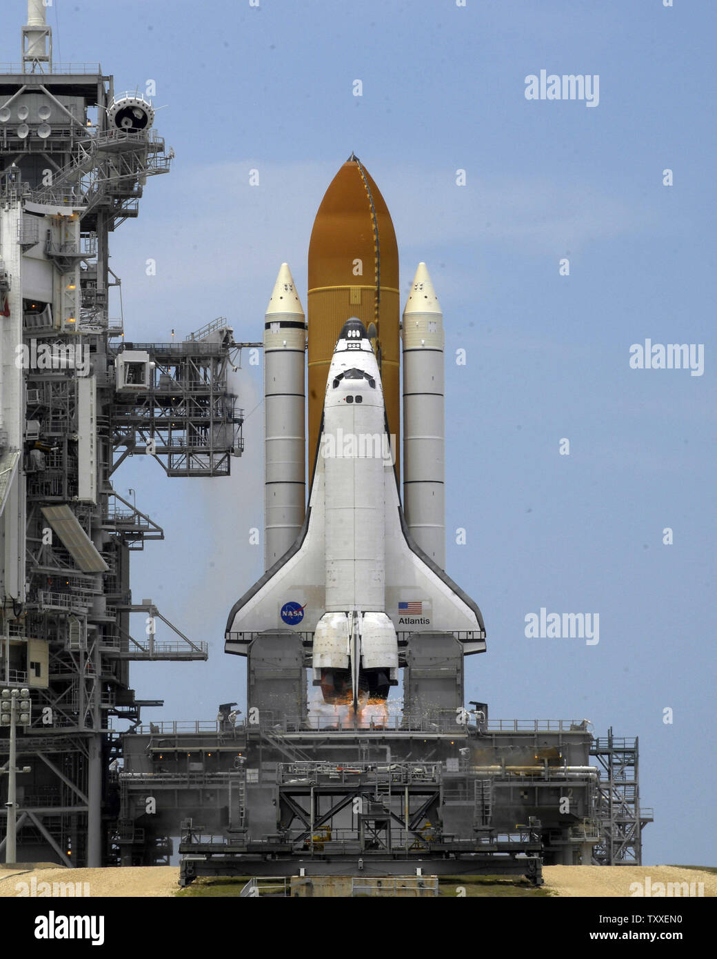 Sekunden nach 2:01:00 UHR, Space Shuttle "Atlantis" und den drei größten Motoren bei komplexen 39A am Kennedy Space Center, Florida am 11. Mai 2009 entzünden. Atlantis ist ein 7-person Crew auf der abschließenden shuttle Flug nach NASA's Hubble Space Telescope. Die Crew plant fünf Außenbordeinsätze über die elf Tag Mission zu reparieren und das Teleskop, das Seine Betriebsdauer wird bis mindestens 2014 verbessern. Die 44 Fuß Sternwarte wurde um Platz auf STS 31 im April 1990 gestartet und hat über hundert tausend Umlaufbahnen abgeschlossen. (UPI Foto/Joe Marino - Bill Cantrell) Stockfoto