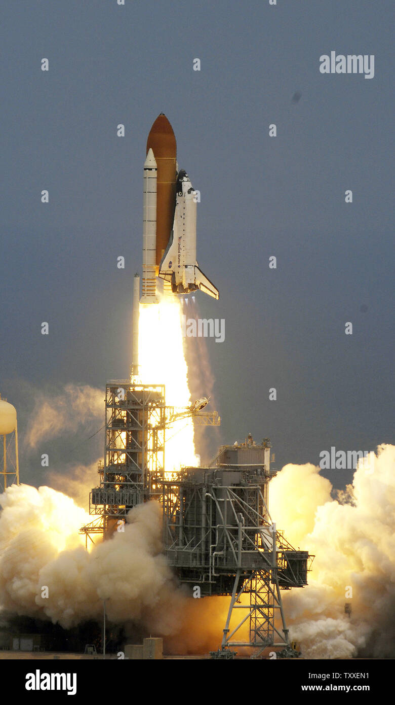 Die NASA Space Shuttle "Atlantis" startet Sekunden nach 2:01 Uhr von Komplexen 39A am Kennedy Space Center, Florida am 11. Mai 2009. Atlantis ist ein 7-person Crew auf der abschließenden shuttle Flug nach NASA's Hubble Space Telescope. Die Crew plant fünf Außenbordeinsätze über die elf Tag Mission zu reparieren und das Teleskop, das Seine Betriebsdauer wird bis mindestens 2014 verbessern. Die 44 Fuß Sternwarte wurde um Platz auf STS 31 im April 1990 gestartet und hat über hundert tausend Umlaufbahnen abgeschlossen. (UPI Foto/Joe Marino - Bill Cantrell) Stockfoto