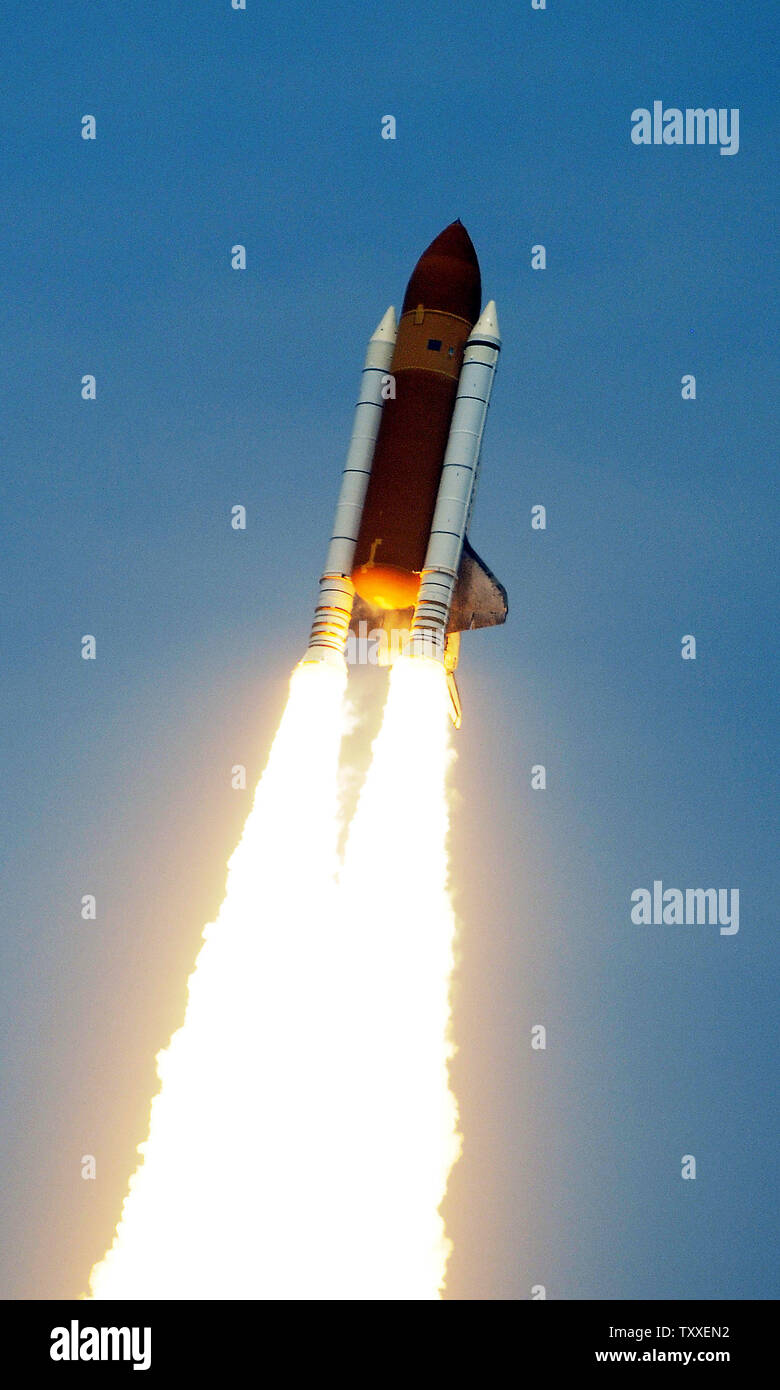 Die NASA Space Shuttle "Atlantis" startet Sekunden nach 2:01 Uhr von Komplexen 39A am Kennedy Space Center, Florida am 11. Mai 2009. Atlantis ist ein 7-person Crew auf der abschließenden shuttle Flug nach NASA's Hubble Space Telescope. Die Crew plant fünf Außenbordeinsätze über die elf Tag Mission zu reparieren und das Teleskop, das Seine Betriebsdauer wird bis mindestens 2014 verbessern. Die 44 Fuß Sternwarte wurde um Platz auf STS 31 im April 1990 gestartet und hat über hundert tausend Umlaufbahnen abgeschlossen. (UPI Foto/Joe Marino - Bill Cantrell) Stockfoto