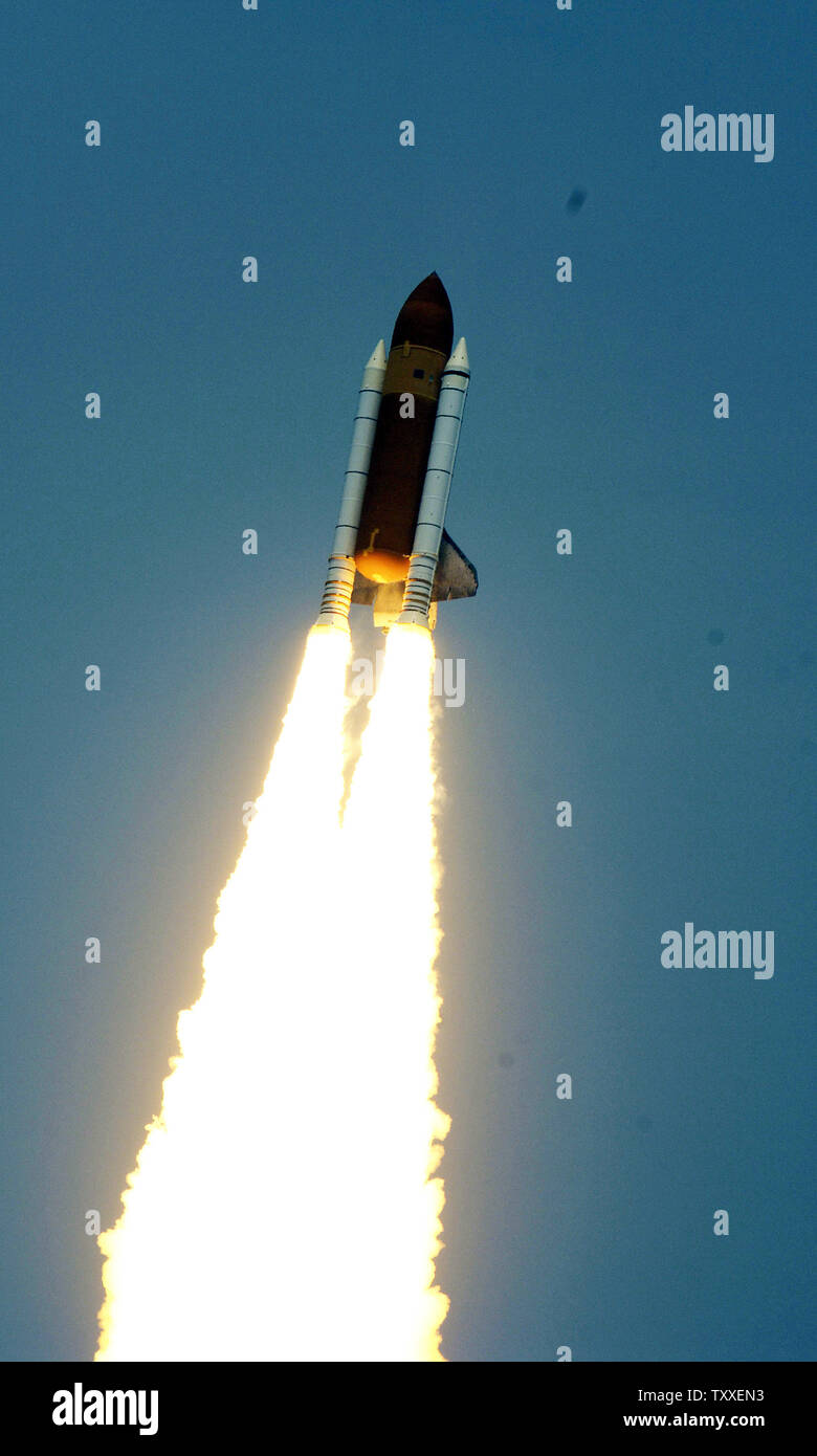 Die NASA Space Shuttle "Atlantis" startet Sekunden nach 2:01 Uhr von Komplexen 39A am Kennedy Space Center, Florida am 11. Mai 2009. Atlantis ist ein 7-person Crew auf der abschließenden shuttle Flug nach NASA's Hubble Space Telescope. Die Crew plant fünf Außenbordeinsätze über die elf Tag Mission zu reparieren und das Teleskop, das Seine Betriebsdauer wird bis mindestens 2014 verbessern. Die 44 Fuß Sternwarte wurde um Platz auf STS 31 im April 1990 gestartet und hat über hundert tausend Umlaufbahnen abgeschlossen. (UPI Foto/Joe Marino - Bill Cantrell) Stockfoto