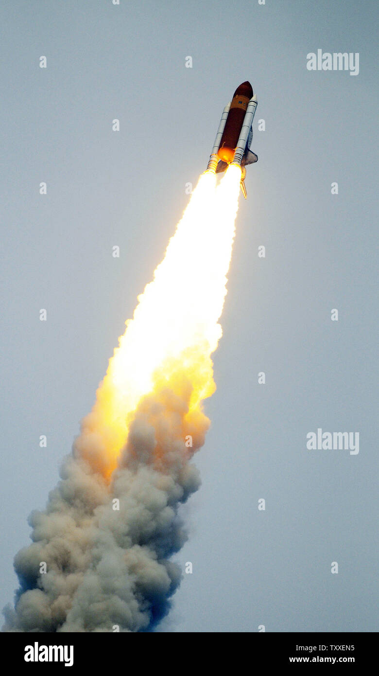 Die NASA Space Shuttle "Atlantis" startet Sekunden nach 2:01 Uhr von Komplexen 39A am Kennedy Space Center, Florida am 11. Mai 2009. Atlantis ist ein 7-person Crew auf der abschließenden shuttle Flug nach NASA's Hubble Space Telescope. Die Crew plant fünf Außenbordeinsätze über die elf Tag Mission zu reparieren und das Teleskop, das Seine Betriebsdauer wird bis mindestens 2014 verbessern. Die 44 Fuß Sternwarte wurde um Platz auf STS 31 im April 1990 gestartet und hat über hundert tausend Umlaufbahnen abgeschlossen. (UPI Foto/Joe Marino - Bill Cantrell) Stockfoto