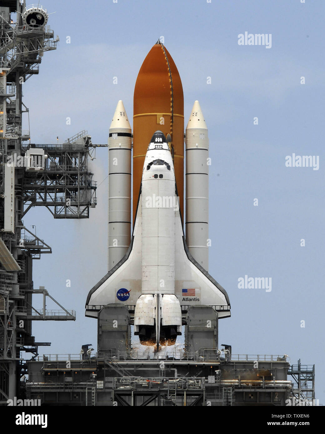 Sekunden nach dem 2:01 PM, NASA's Space Shuttle "Atlantis" Motoren für eine Einschaltdauer von Komplexen 39A am Kennedy Space Center, Florida am 11. Mai 2009 entzünden. Atlantis ist ein 7-person Crew auf der abschließenden shuttle Flug nach NASA's Hubble Space Telescope. Die Crew plant fünf Außenbordeinsätze über die elf Tag Mission zu reparieren und das Teleskop, das Seine Betriebsdauer wird bis mindestens 2014 verbessern. Die 44 Fuß Sternwarte wurde um Platz auf STS 31 im April 1990 gestartet und hat über hundert tausend Umlaufbahnen abgeschlossen. (UPI Foto/Joe Marino - Bill Cantrell) Stockfoto
