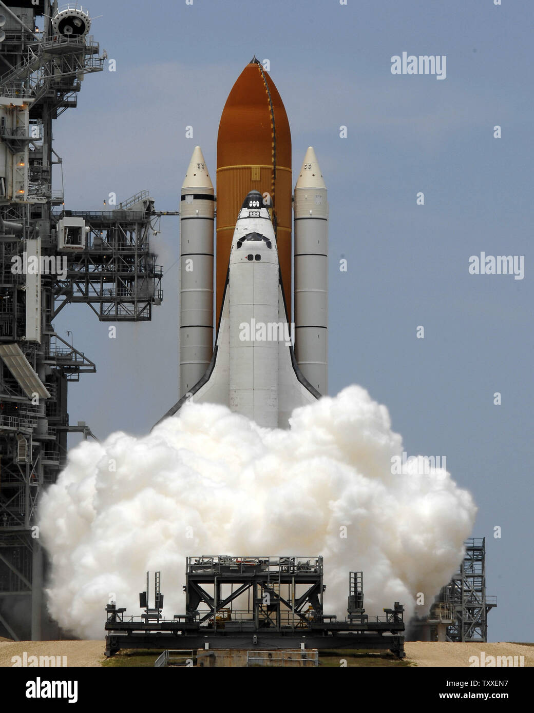 Die NASA Space Shuttle "Atlantis" die wichtigsten Motoren auf Zeit Sekunden entzündet nach 2:01:00 UHR Komplexe 39A am Kennedy Space Center, Florida am 11. Mai 2009. Atlantis ist ein 7-person Crew auf der abschließenden shuttle Flug nach NASA's Hubble Space Telescope. Die Crew plant fünf Außenbordeinsätze über die elf Tag Mission zu reparieren und das Teleskop, das Seine Betriebsdauer wird bis mindestens 2014 verbessern. Die 44 Fuß Sternwarte wurde um Platz auf STS 31 im April 1990 gestartet und hat über hundert tausend Umlaufbahnen abgeschlossen. (UPI Foto/Joe Marino - Bill Cantrell) Stockfoto