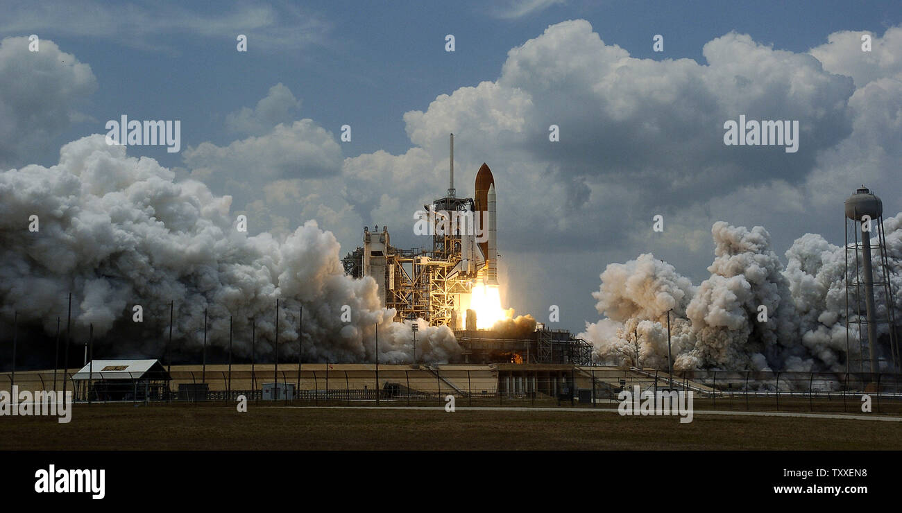 Die NASA Space Shuttle "Atlantis" startet Sekunden nach 2:01 Uhr von Komplexen 39A am Kennedy Space Center, Florida am 11. Mai 2009. Atlantis ist ein 7-person Crew auf der abschließenden shuttle Flug nach NASA's Hubble Space Telescope. Die Crew plant fünf Außenbordeinsätze über die elf Tag Mission zu reparieren und das Teleskop, das Seine Betriebsdauer wird bis mindestens 2014 verbessern. Die 44 Fuß Sternwarte wurde um Platz auf STS 31 im April 1990 gestartet und hat über hundert tausend Umlaufbahnen abgeschlossen. (UPI Foto/Joe Marino - Bill Cantrell) Stockfoto